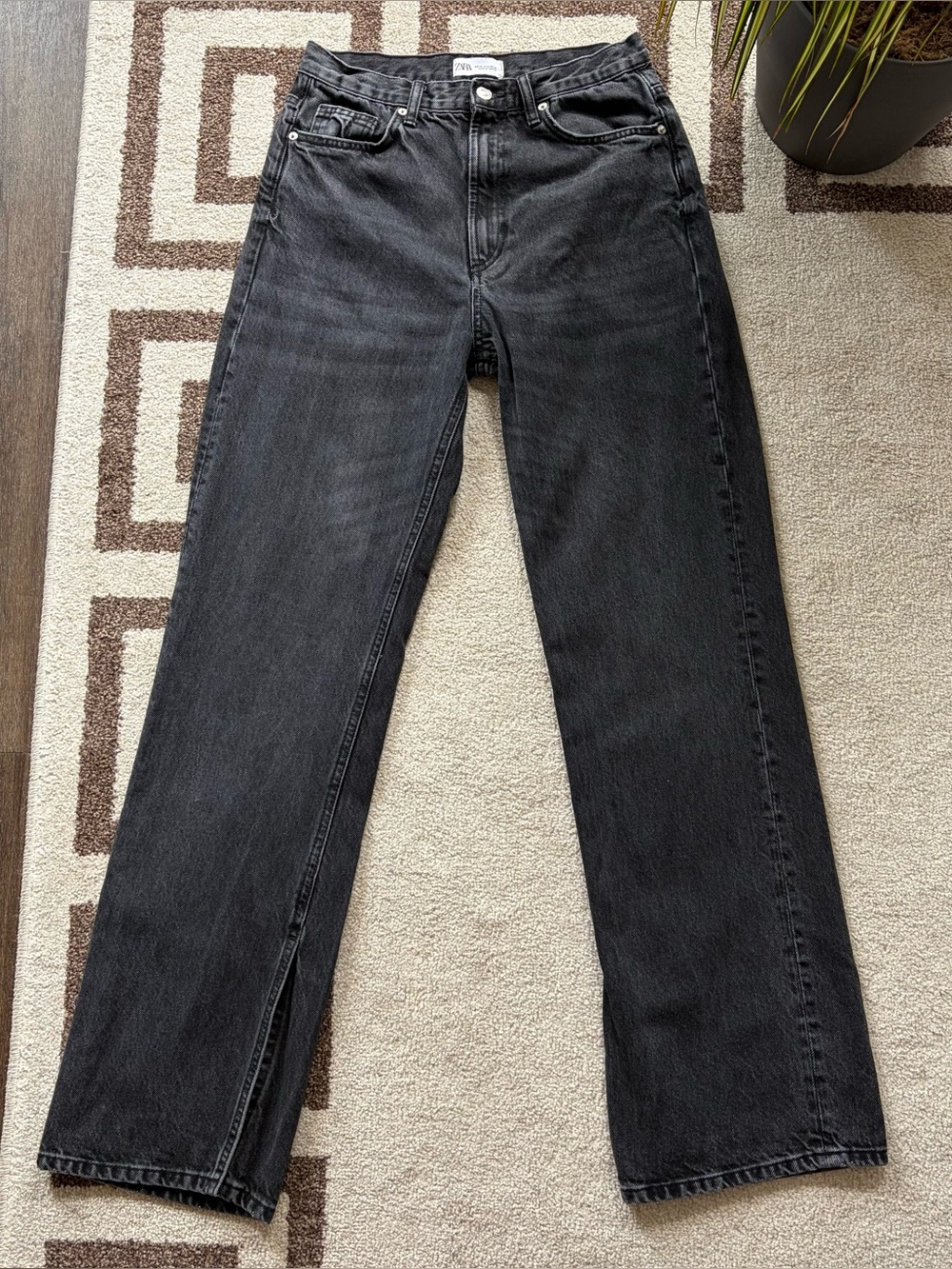 Zara Straight Leg High-Rise Ankle Slits
Washed Faded Black Jeans EUC Size 6